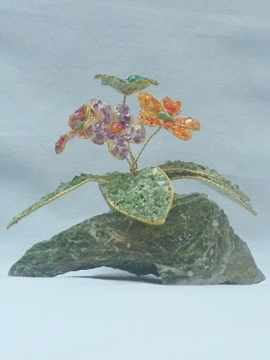 Vier Blumen (± 8 cm) mit Amethyst, Türkis, gelbem Jaspis, Rosenquarz